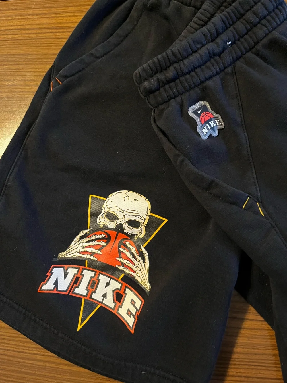 NIKE BOY’S NSW CLUB FRENZY COTTON BASKETBALL SHORTS - SIZE XL